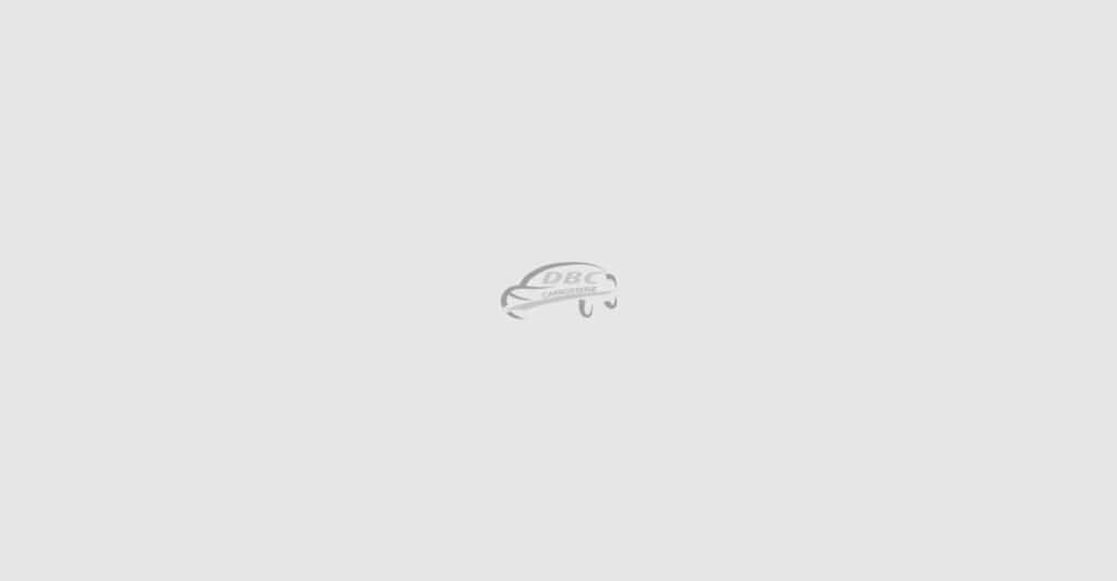 Logo gris DBC CARROSSERIE avec un dessin stylisé de carrosserie de voiture sur fond clair.